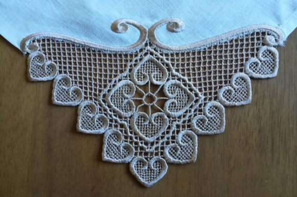Lace Corner: Elegant Free-Standing Lace for Meaningful Handmade Gifts